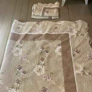 Beautiful queen sized quilted bedding